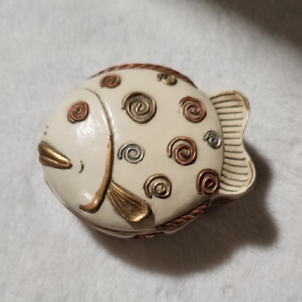 Source Unknown Cream and Gold Fish Decor